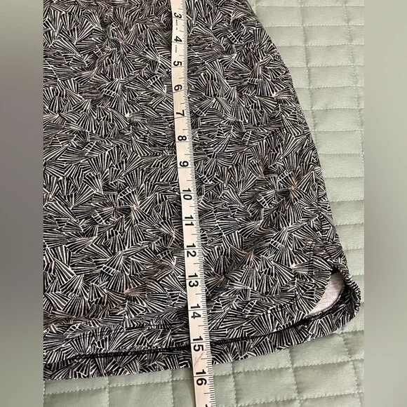 Adorable comfy skort! Black and white geometric pattern cotton blend, size large - Picture 5 of 9